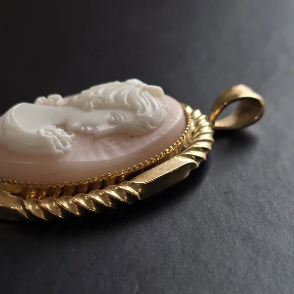 Vintage Cameo Gold Pendant - Picture 3 of 6